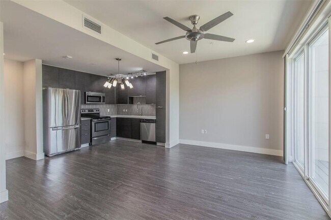 Building Photo - 604 N Bluff Dr