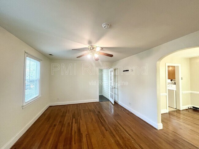 Foto del edificio - 2705 Dellrose Ave