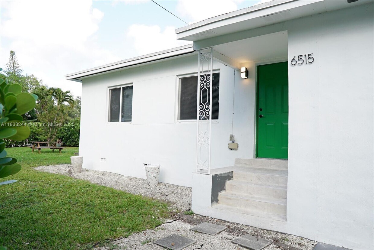 Foto principal - 6515 NW 1st Pl