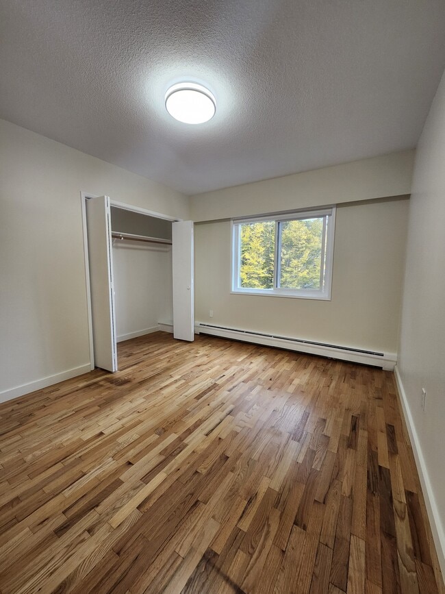 Building Photo - 1653 Oak Bay Ave