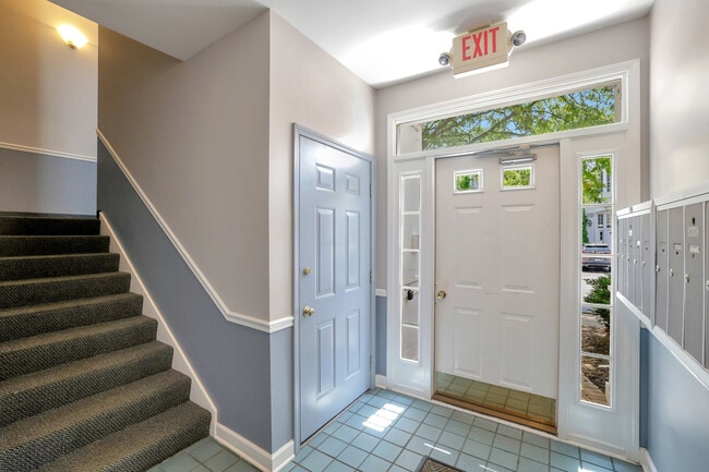 Building Photo - 3317 Stratford Ct