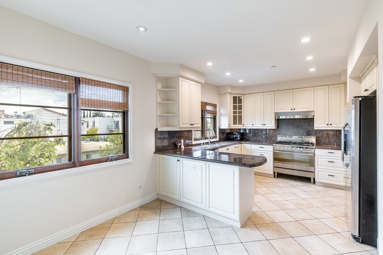 Kitchen - 10707 Missouri Ave