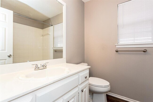 Building Photo - 923 Golden Grove Dr