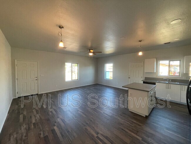 Foto del edificio - 8700 E Loos Dr