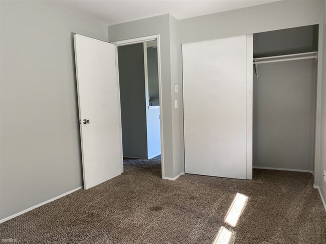 Building Photo - 2 br, 1 bath Duplex - 19016 B St E A
