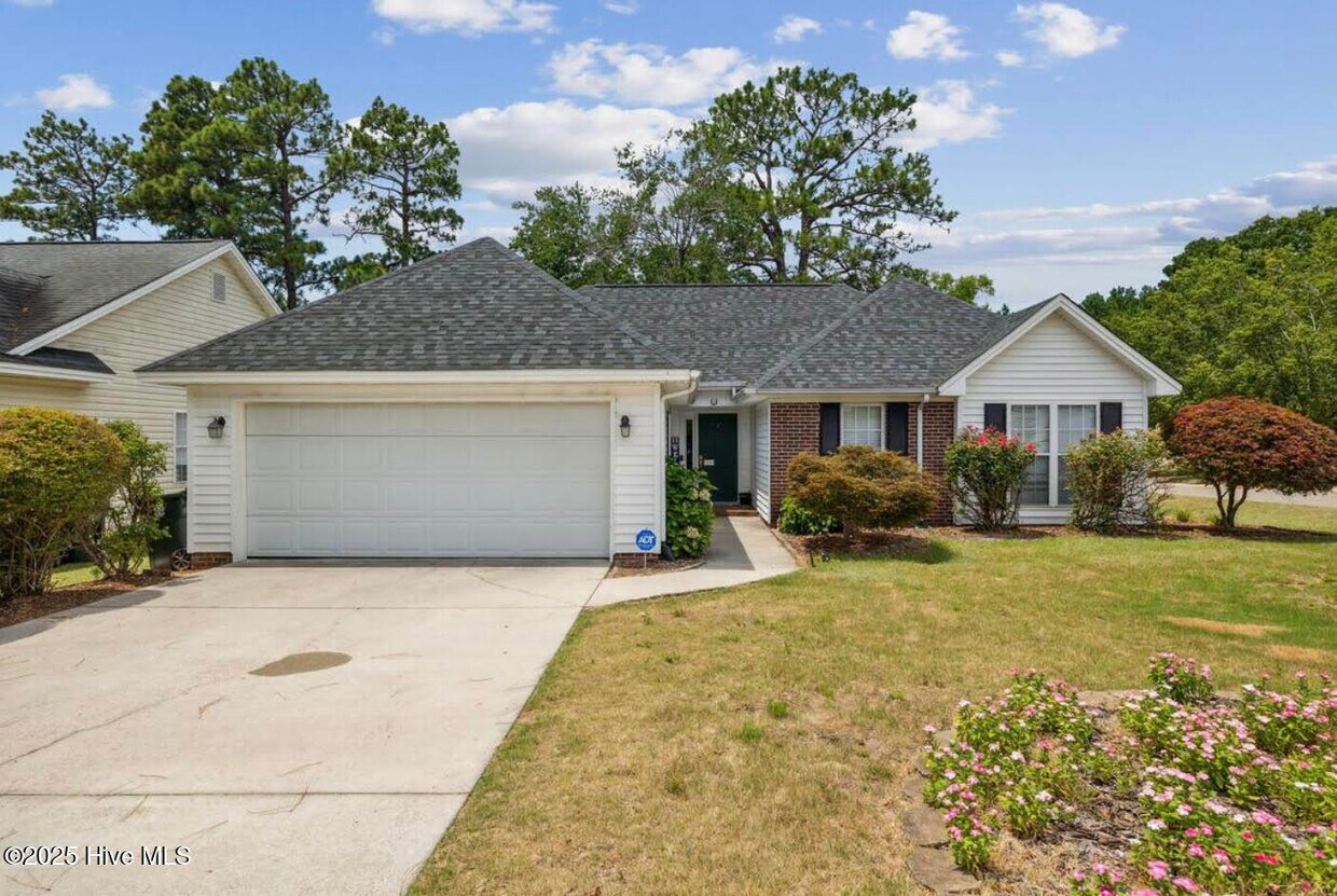 Foto principal - 200 Kinloch Way