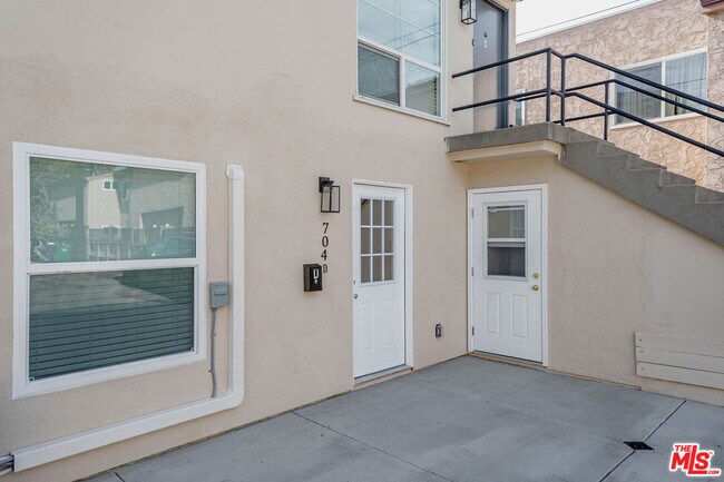 Building Photo - 704 E Acacia Ave