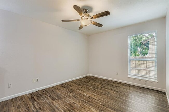 Building Photo - 511 Greenlawn Blvd