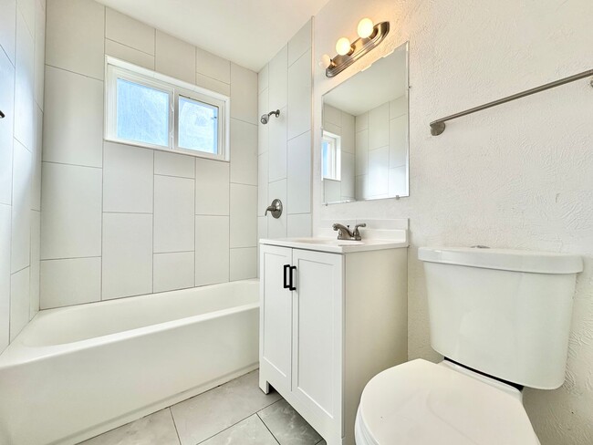 Building Photo - Modern and Spacious Duplex Style Home with...