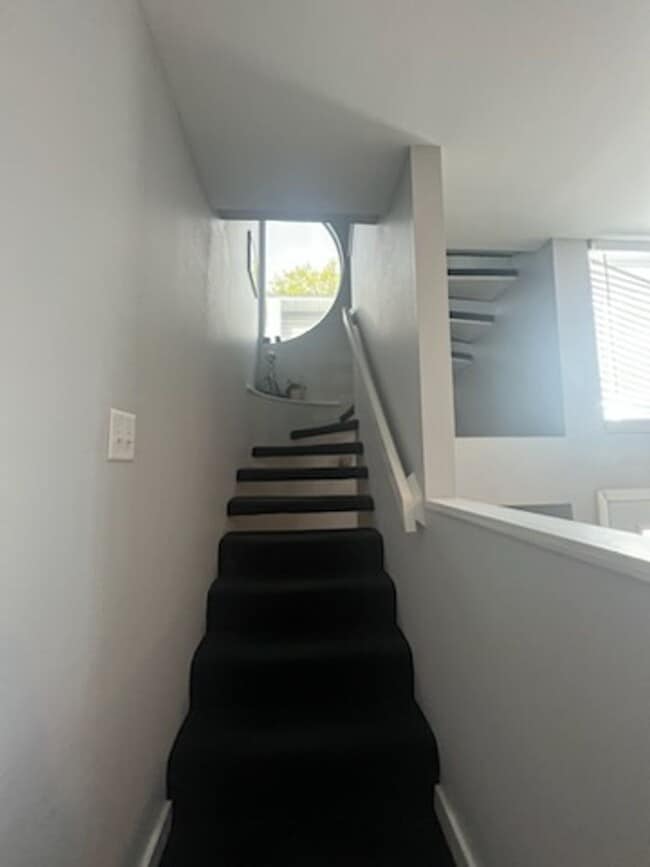 Building Photo - 2 bedroom 2.5 bath in College Town!! Walk to stadium! Available August 2026