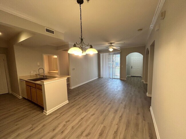 Building Photo - Lovely 2/2 Ground Floor Condo For Rent in ...