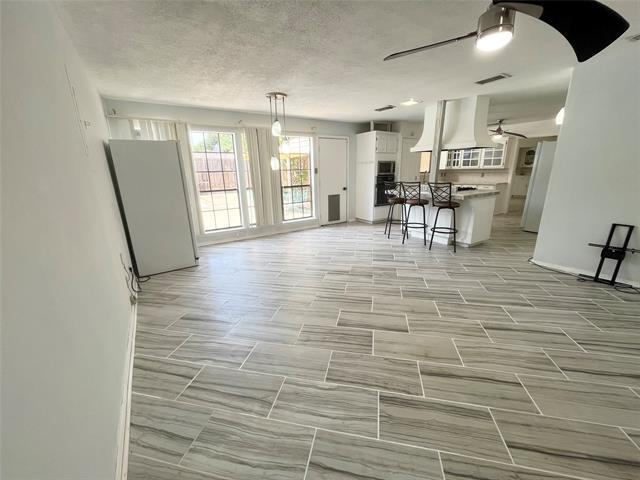 Building Photo - 213 Circleview Dr S