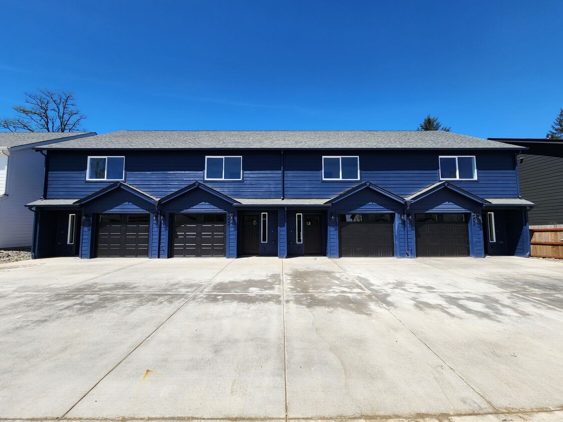 Primary Photo - 3 Bedroom 2.5 Bath in Winlock