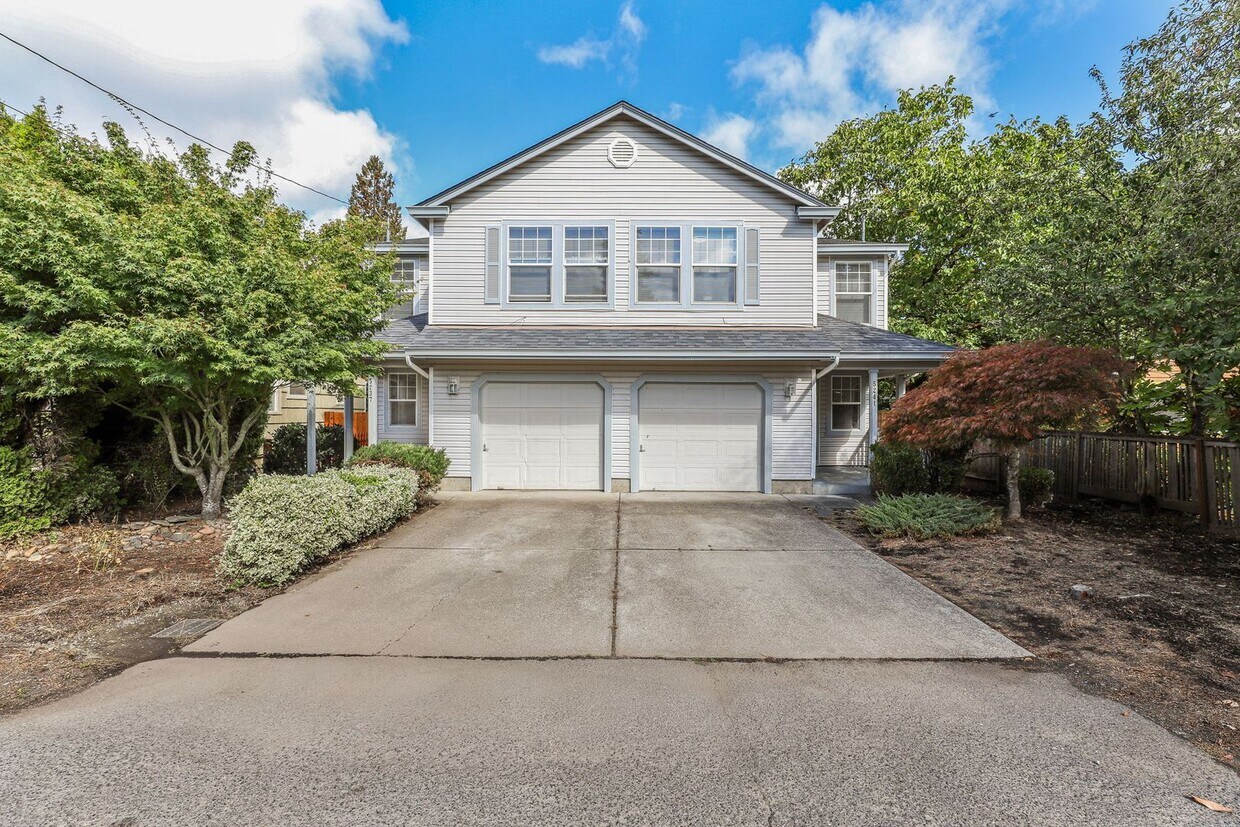 Primary Photo - Updated SE Portland Townhome - Near Woodstock