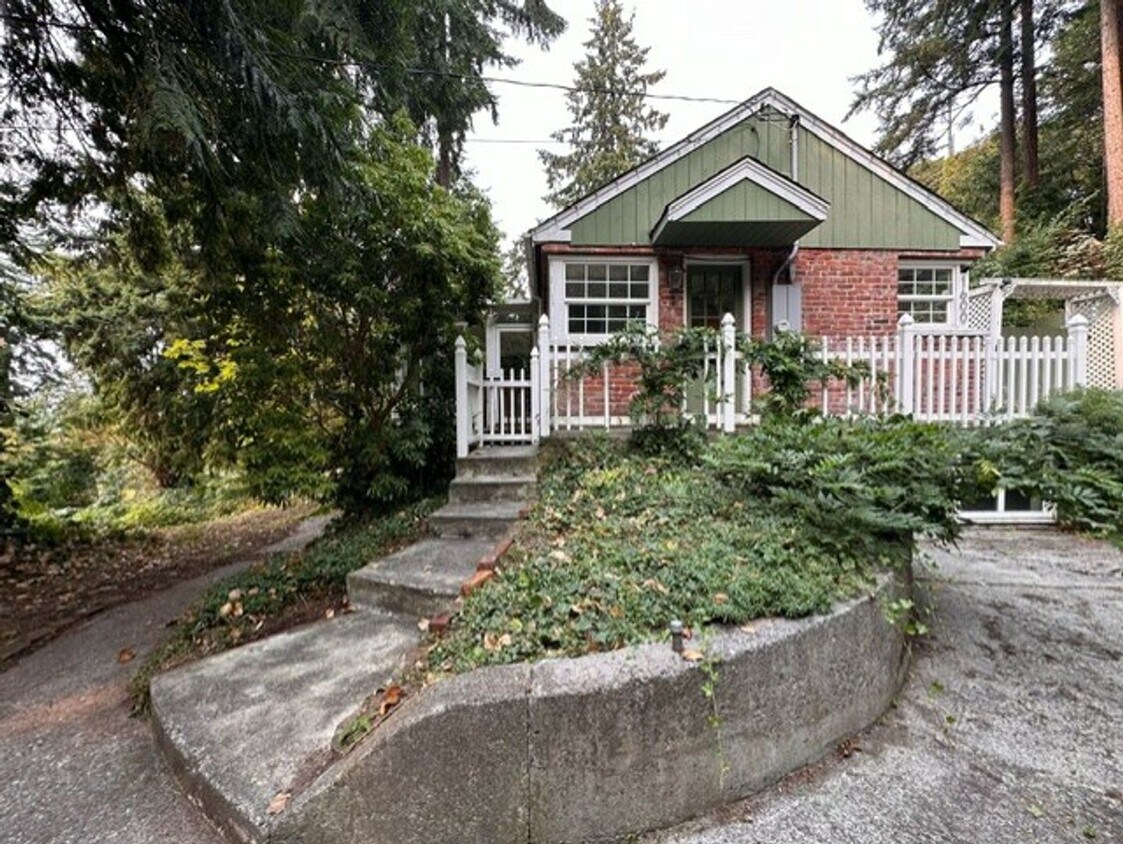 Foto principal - Charming 2 Bed, 1.5 Bath Home with Basemen...