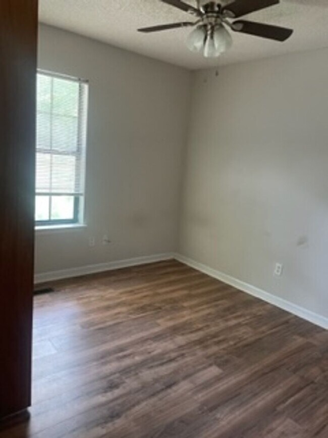 Foto del edificio - LARGE 4 BEDROOM 3 BATH HOME AVAILABLE NOW