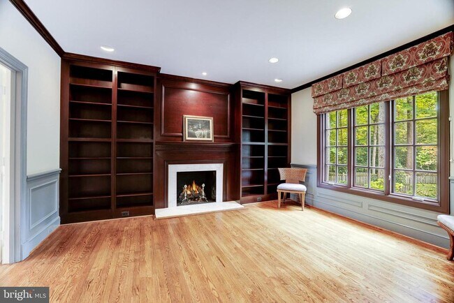 Foto del edificio - 8001 Greenwich Woods Dr