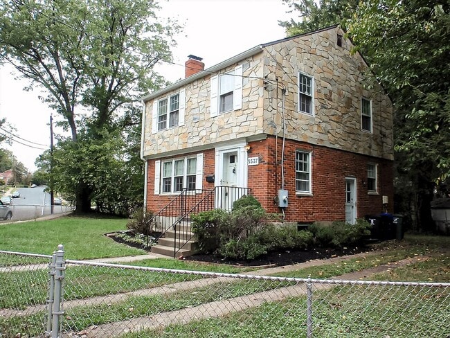 Foto del edificio - Ideal 3 Bedroom 2 Bath Colonial Just Over ...