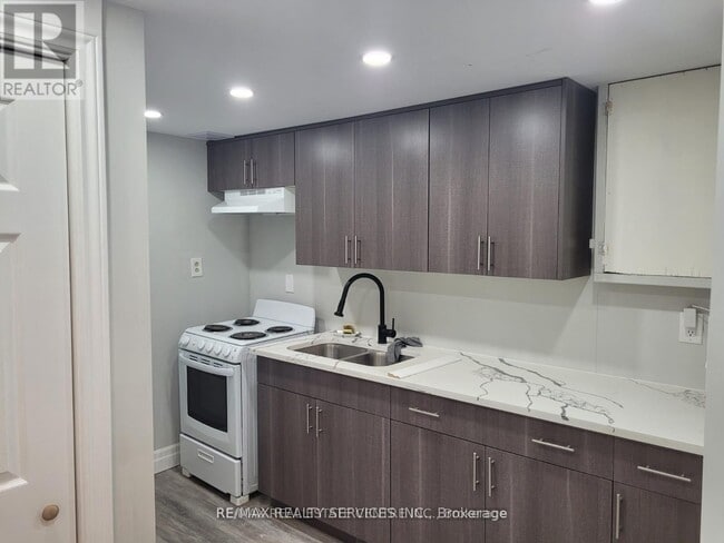 Building Photo - 17 Renny Crescent