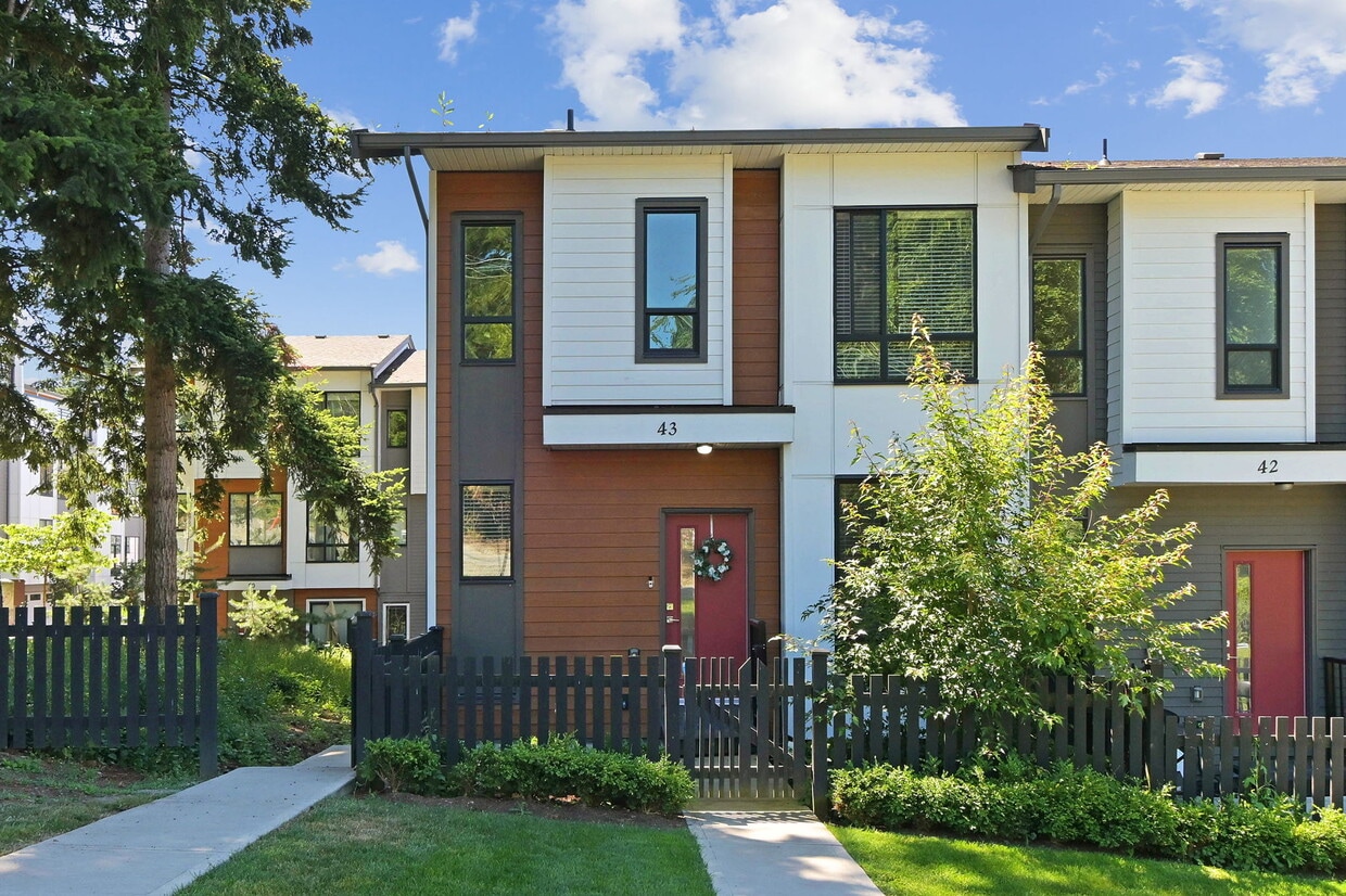 Primary Photo - 3 Bed Townhouse in Surrey!