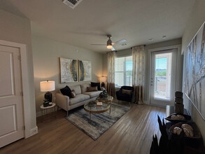 Building Photo - 425 El Rio St