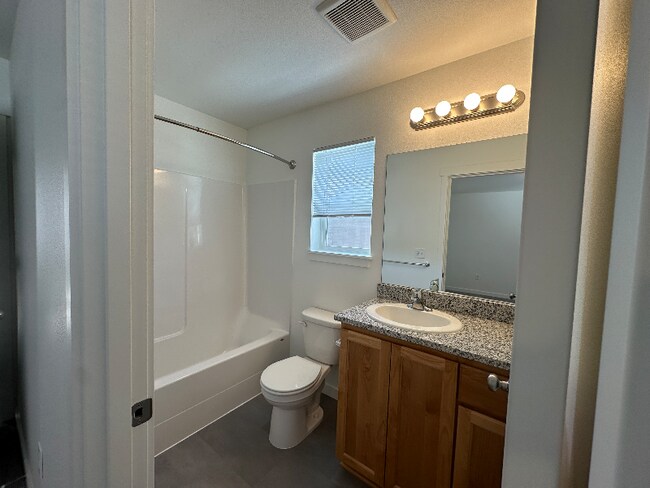 Foto del edificio - 681 NE Autumn Ridge Dr