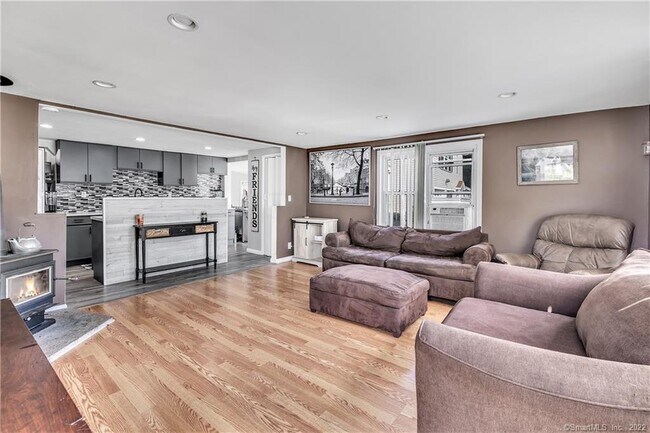 Foto del edificio - 98 Turnor Ave