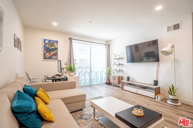 Foto del edificio - 533 S St Andrews Pl
