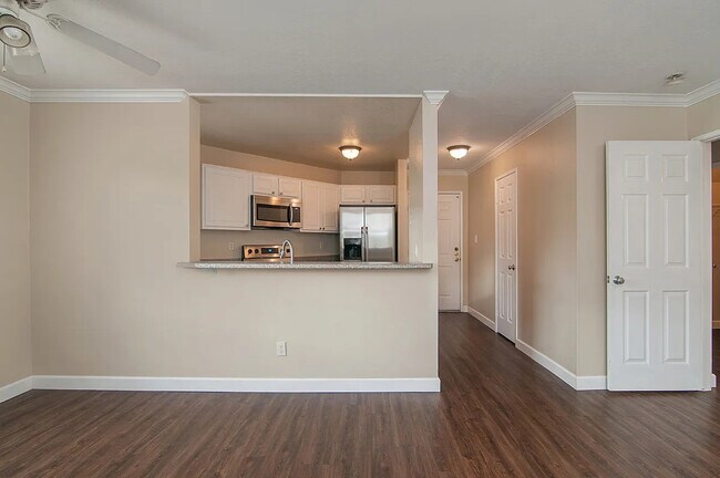 Foto del edificio - 7405 Charmant Dr