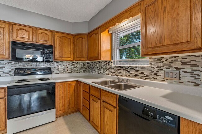 Building Photo - 33 Pershing Lake Dr