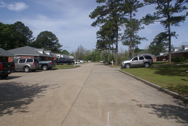 Building Photo - 11 Heartwood Pl Dr