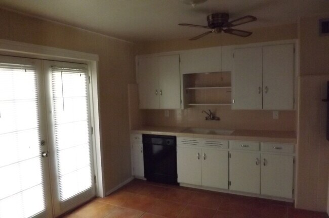 Building Photo - Charming 3-Bedroom Home Near Peaceful Retirement Area – No Age Restrictions!