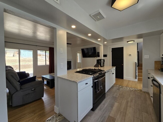 Building Photo - Modern and Bright 45th St Duplex