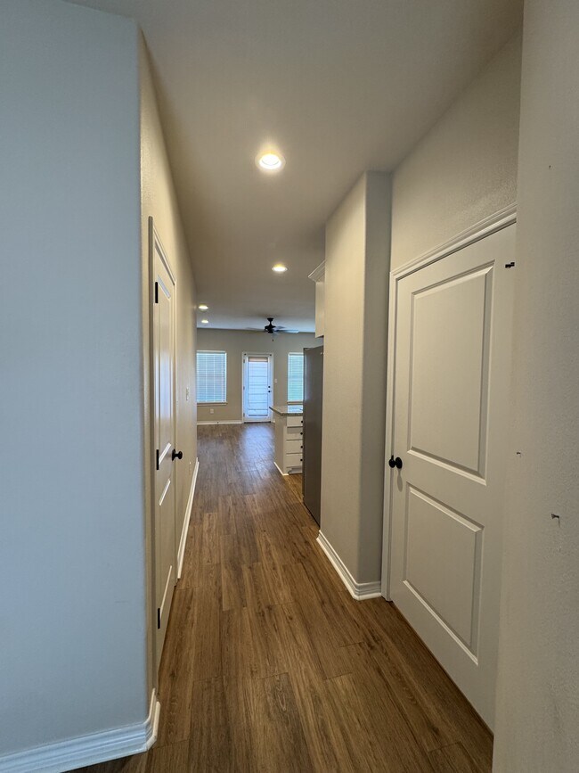 Foto del edificio - 5670 Shadowbend Cir N