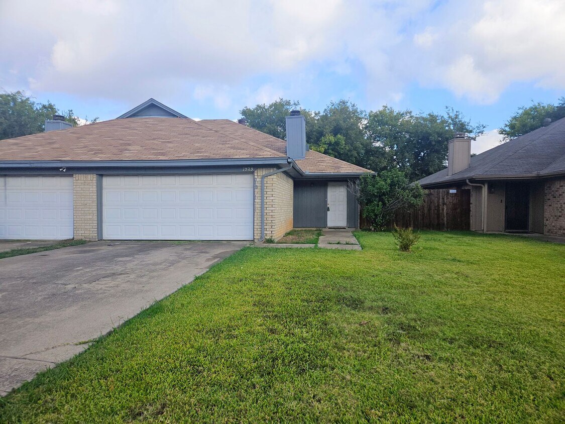 Perfect location in NRH! Awesome duplex w... - Perfect location in NRH!  Awesome duplex w...