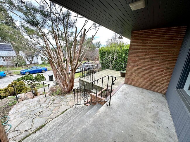 Foto del edificio - Highly Desirable Bryant home. 3 bed, 2 bath, + media room +office/work out!!!! Location Location ...