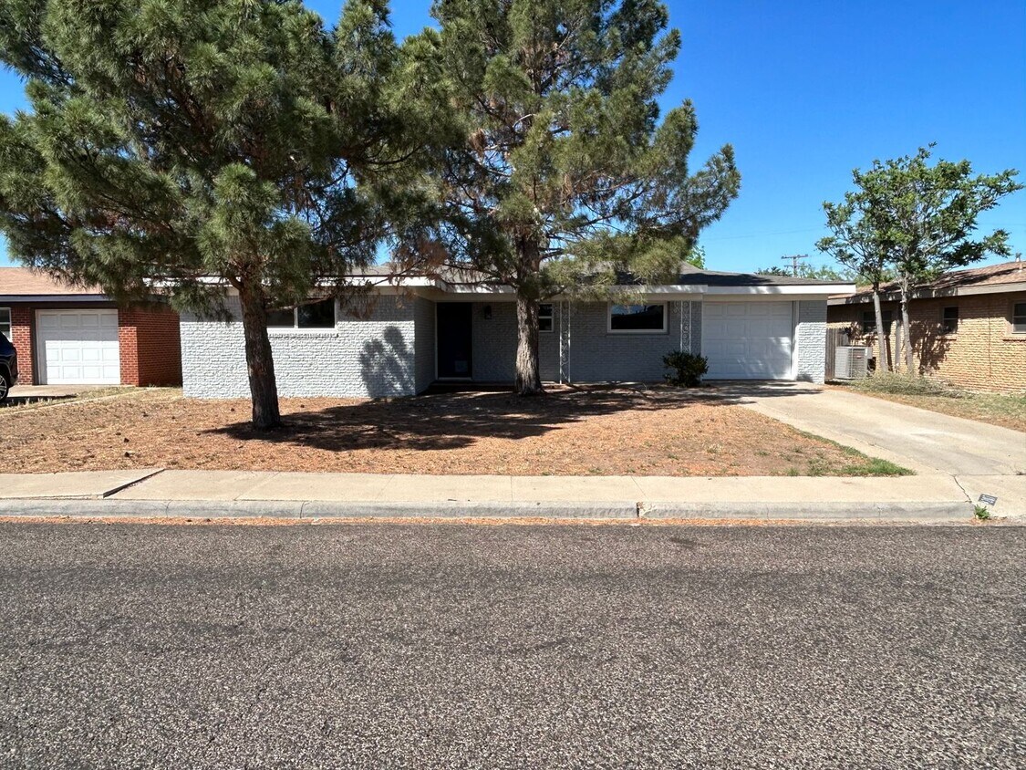 Foto principal - Beautiful Home on the Eastside!