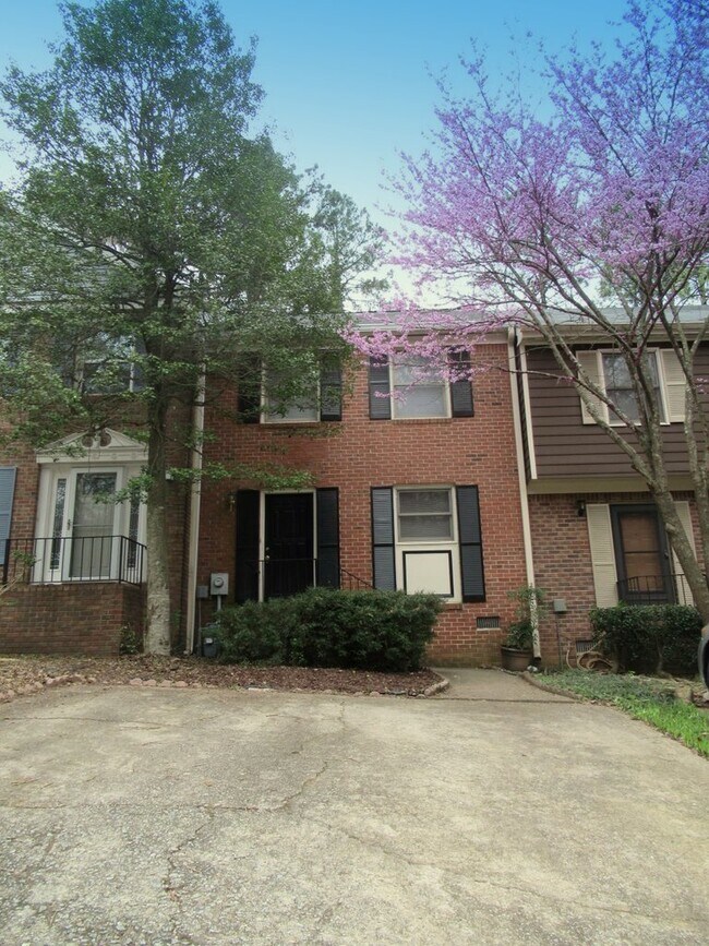 Building Photo - Tastefully renovated townhome with new har...
