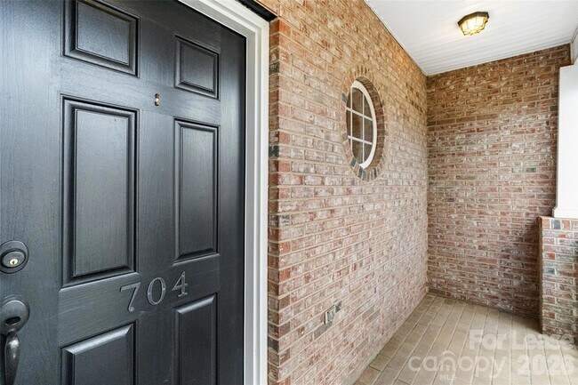 Foto del edificio - 704 Deercross Ln