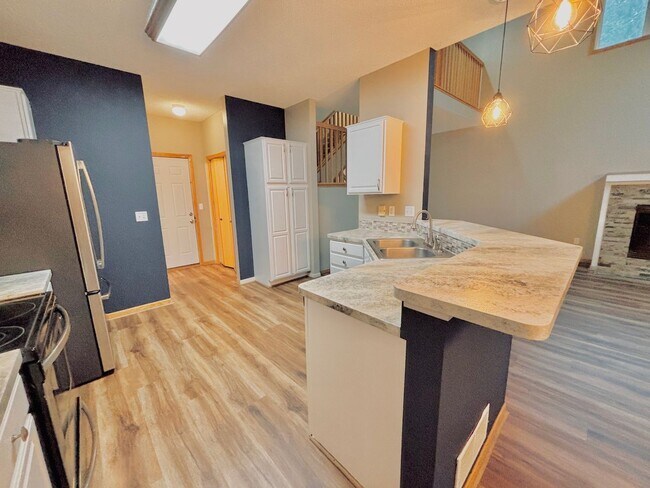 Foto del edificio - Gorgeous 3 Bedroom 4 Bath End Unit in Eagan