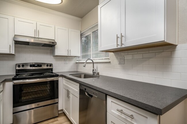 Building Photo - Recently Renovated 2 Bedroom 1 Bath, Two-L...