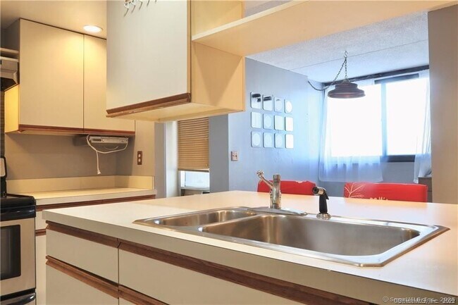 Foto del edificio - 60 Strawberry Hill Ave