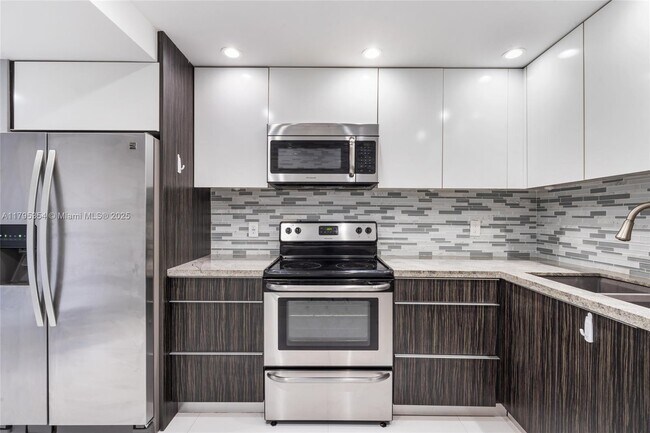 Building Photo - 2500 Parkview Dr