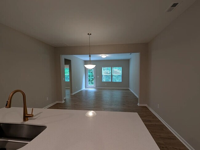 Foto del edificio - Room in Townhome on Reeves St