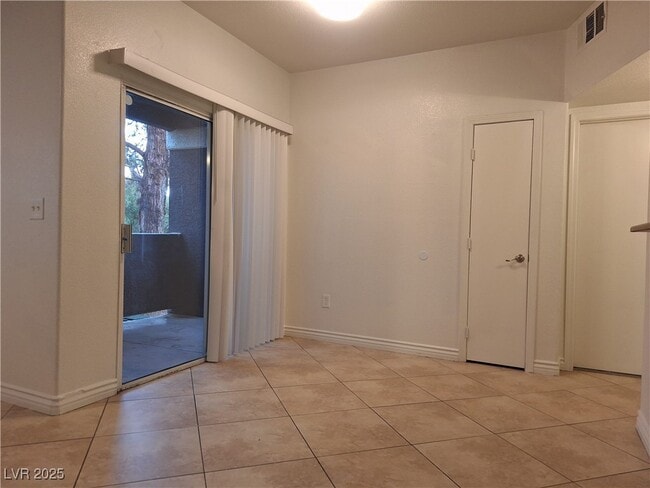 Foto del edificio - 9620 W Russell Rd