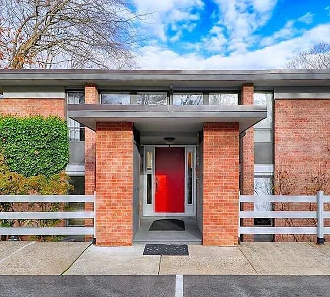 Foto del edificio - 160 Fairfield Woods Rd