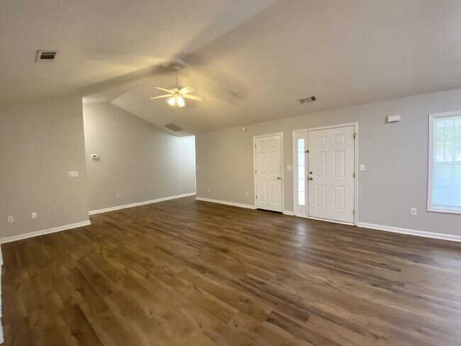 Foto del edificio - Home in Woodbridge With a Screened Porch and Private Backyard!