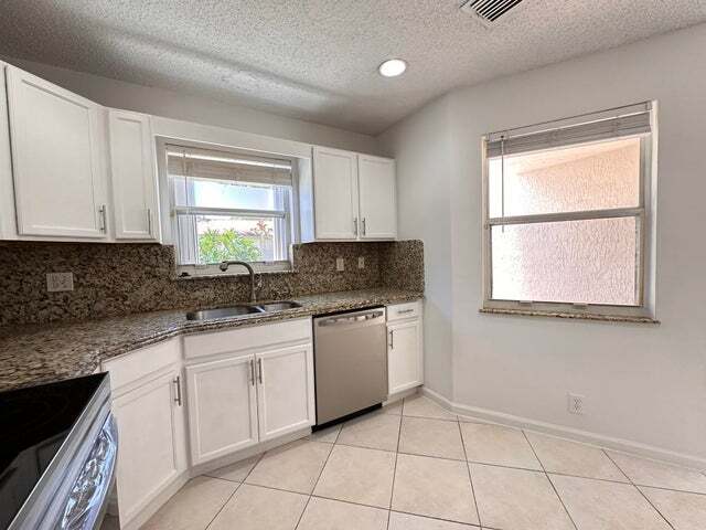 Building Photo - 703 Crosswinds Dr