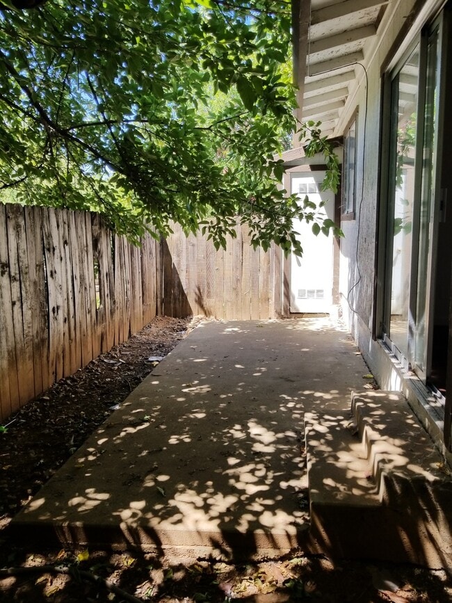 Building Photo - 1616 Willis St