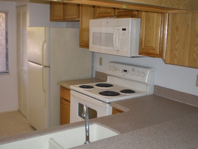 Building Photo - 5866 Windhover Dr